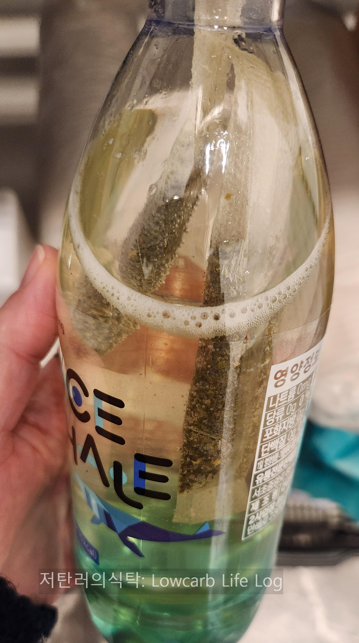 탄산수 병 안에 티백을 넣어 냉침 중인 모습&amp;#44; 무설탕 탄산 아이스티 만들기