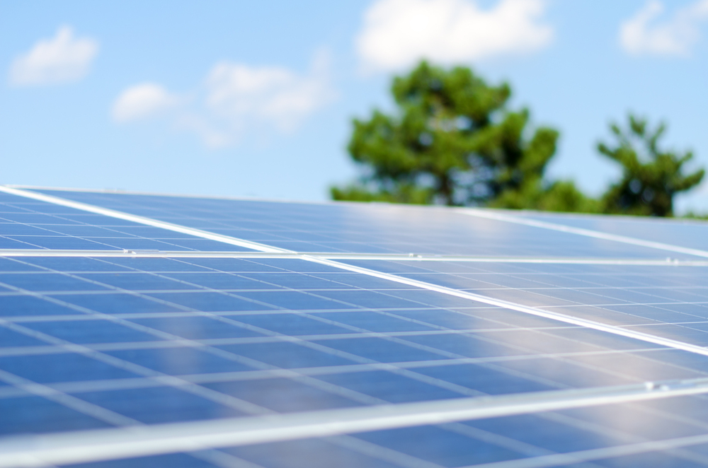 태양 에너지는 가장 잘 알려진 재생에너지 중 하나입니다. 태양 전지판을 이용하여 햇빛을 전기로 변환하는 태양광 발전은 친환경적이고 지속 가능한 에너지원입니다. 또한 태양열을 사용하여 물을 가열하거나 난방 시스템에 활용할 수도 있습니다.