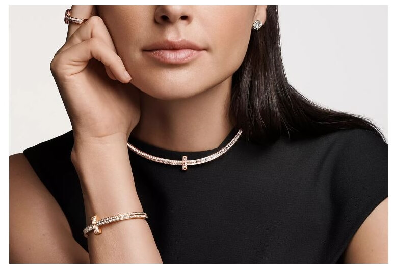 티파니T1 제품을 착용한 모델