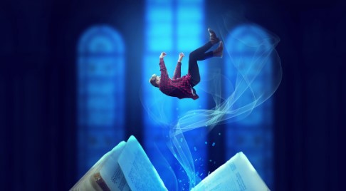 책 위로 추락하는 남성 사진