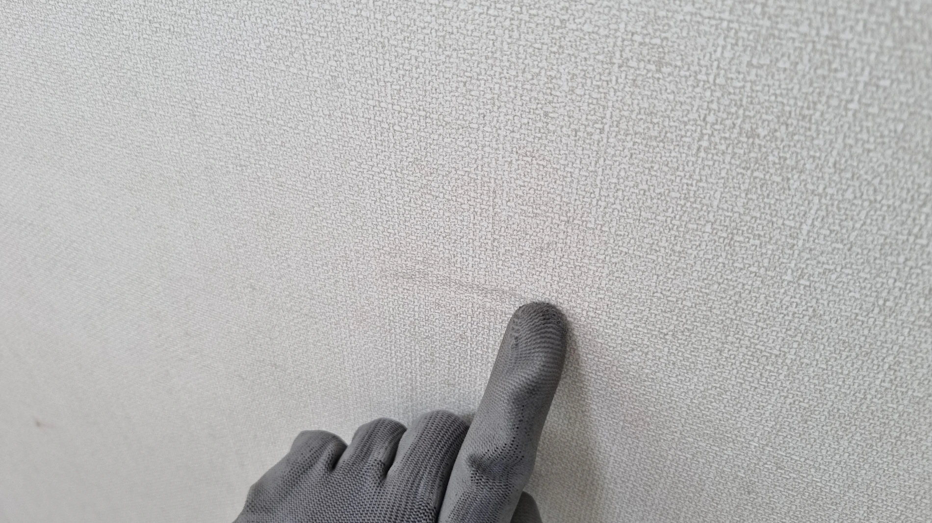 찢어진 벽지 보수 완료 모습