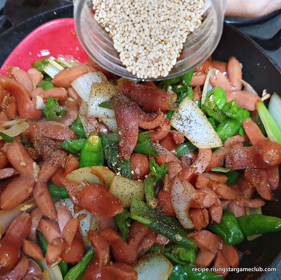 꽈리고추 소세지 볶음에 통깨를 솔솔 뿌리는 사진