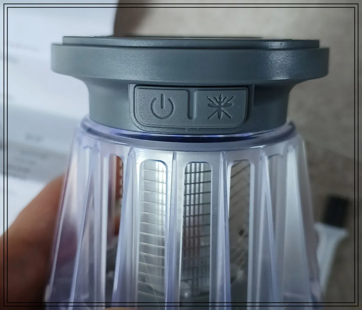 하와스-캠핑랜턴-상단-전원버튼과-모기퇴치-자외선-버튼이-보이도록-찍은-근접사진