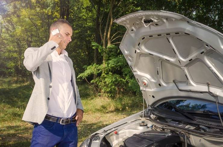 자동차고장으로 전화하는 남자