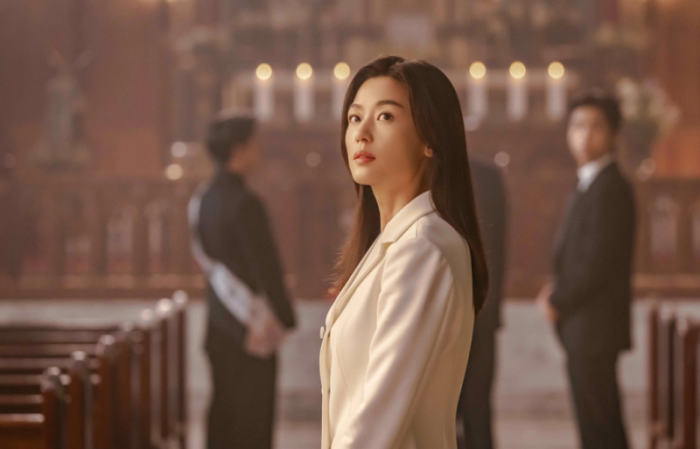 전지현 배우님이 위를 보는 모습