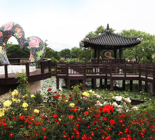 장미정원에서 정자가 보이는 풍경사진