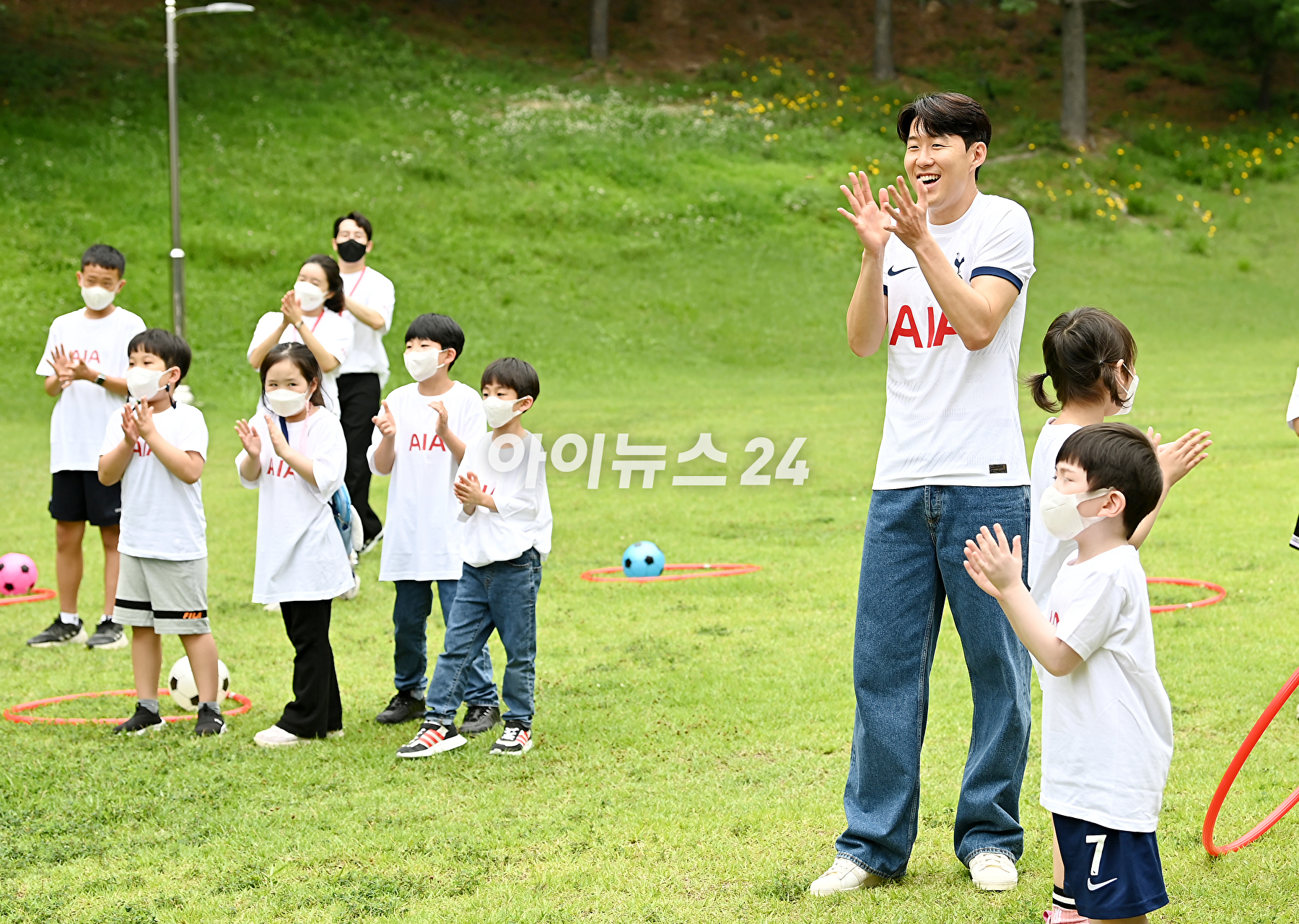 축구선수 손흥민이 4일 오후 서울 동대문구 글로벌지식협력단지에서 열린 AIA생명 소아암 어린이 돕는 사회공헌 캠페인에 참석해 어린이들과 공놀이 시간을 갖고 있다. [사진=곽영래 기자]