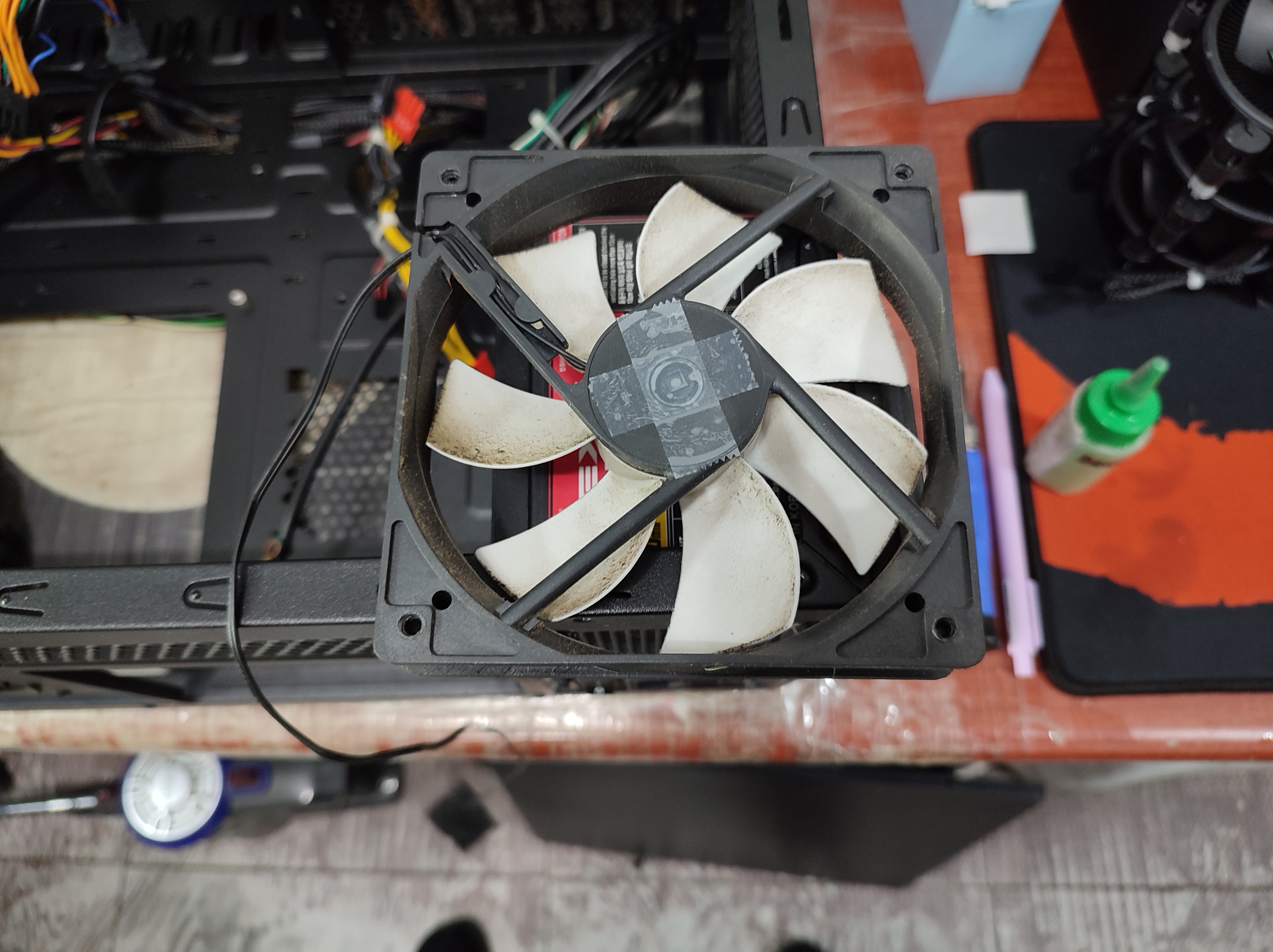 매직테이프로 구멍을 막았습니다.