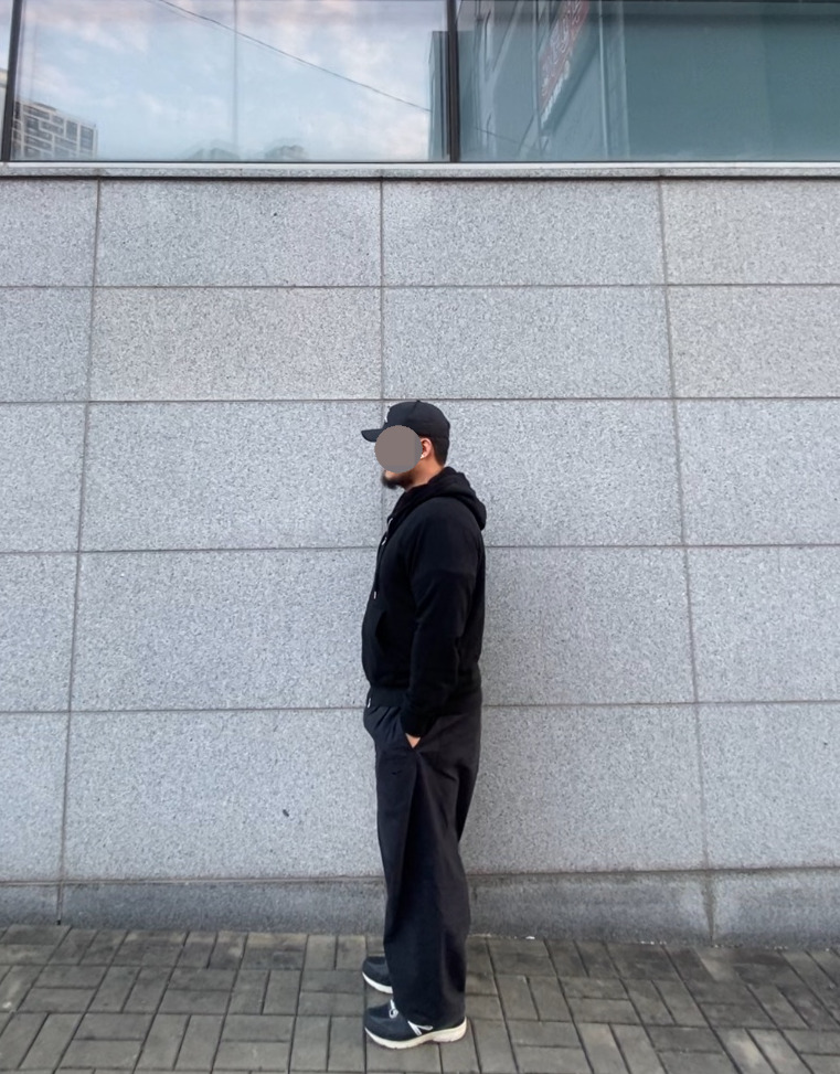 데일리룩('25. 11. 15.)조던 나이키 스포츠 볼캡 모자, 무신사스탠다드 후드티 보아후드티, 어커버 티셔츠, 나이키 트레이닝 벌룬 팬츠, 뉴발란스 스니커즈 480v5 블랙