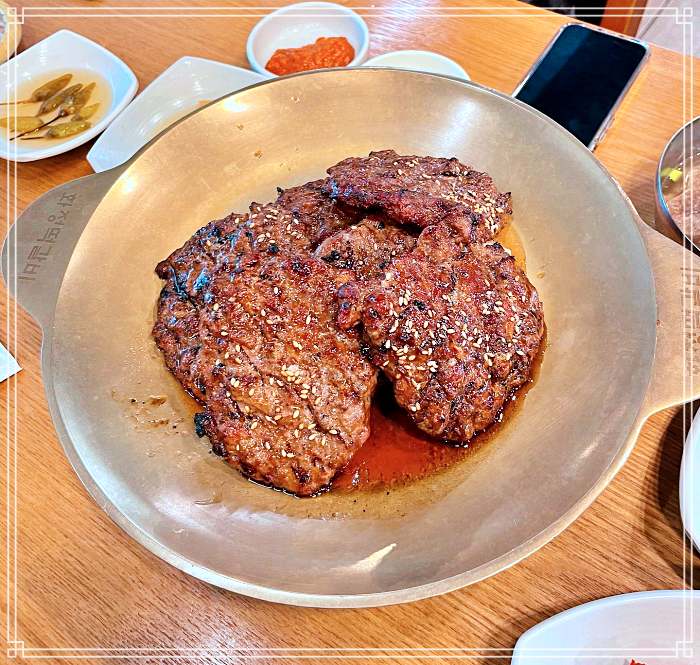 1913 광주 송정역 시장 맛집 송정리 향토 떡갈비 거리, 광주식 떡갈비, 뼈국