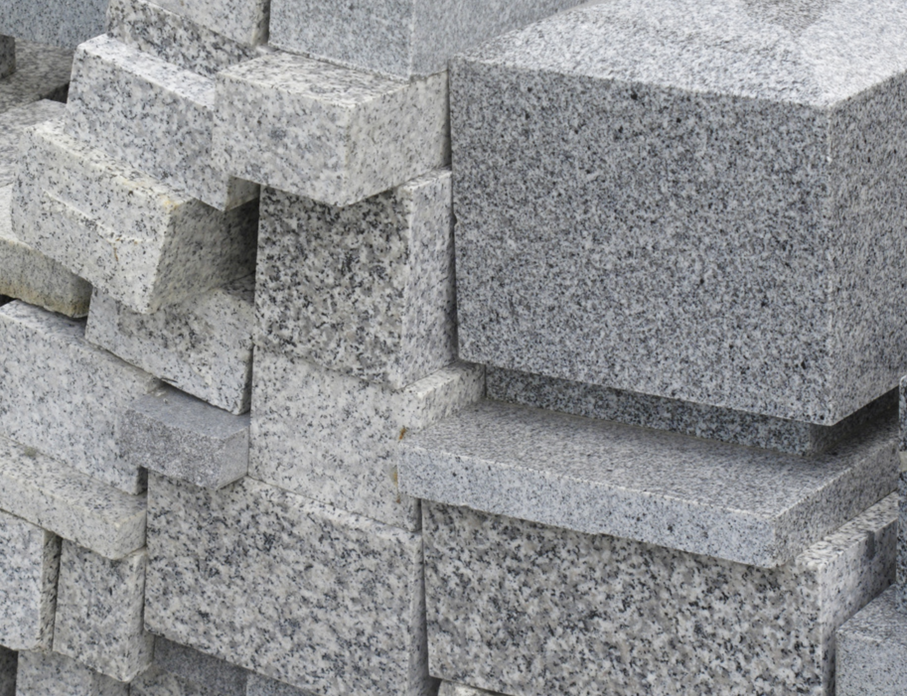 화강암(Granite), 밝은 색의 심성암으로 주로 석영(SiO₂), 장석, 운모로 구성됨. 내구성이 뛰어나 건축 및 조경에 널리 사용되며, 산성암(규장질암)으로 분류됨. 이산화 규소(SiO₂) 함량이 높아 색상이 밝고, 침입 화성암의 대표적인 유형임