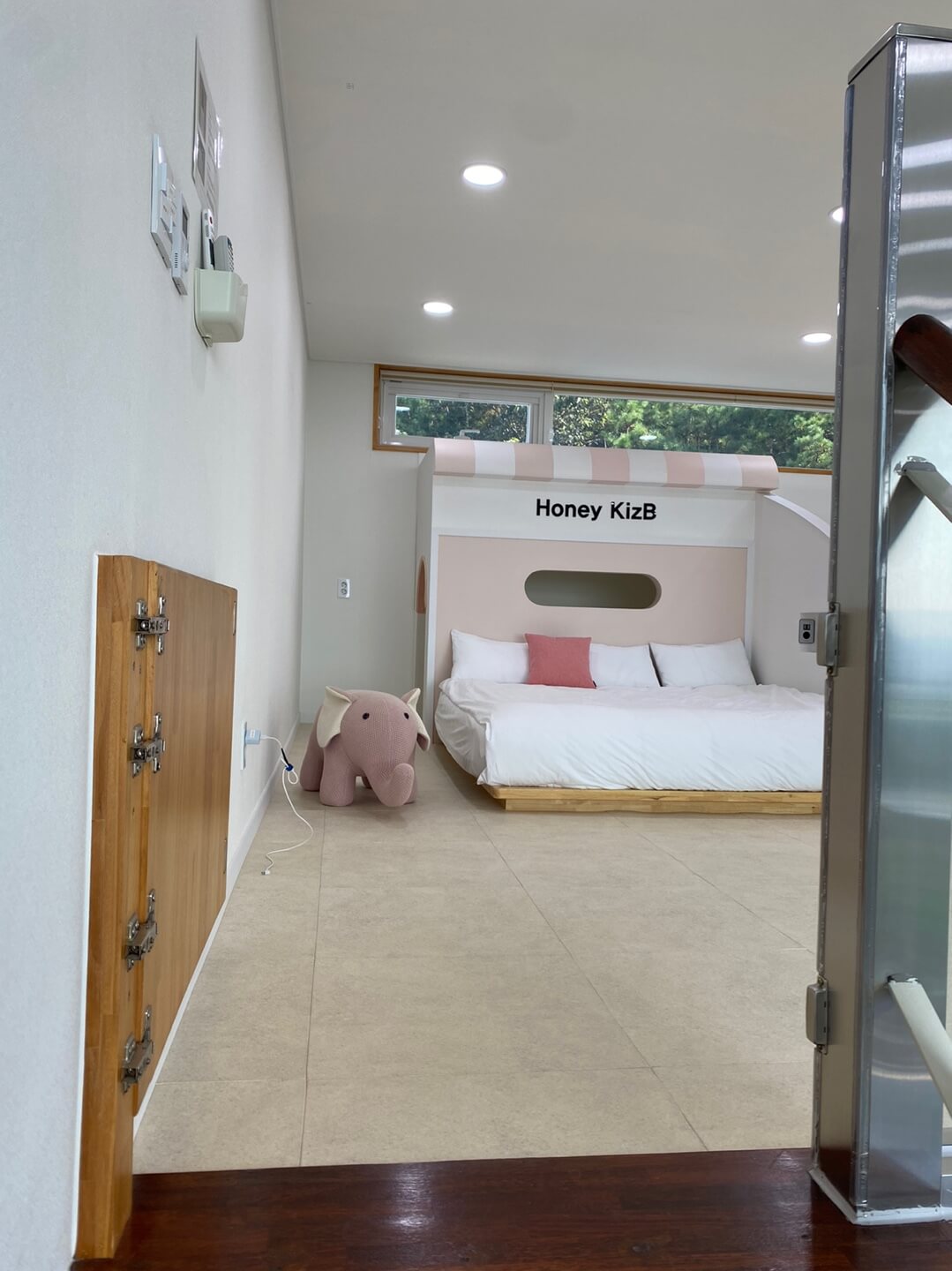 키즈비-풀빌라-복층-침실-이미지