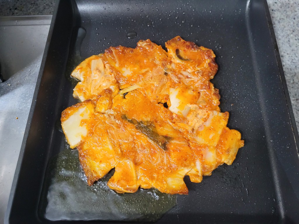 뒤집기 전 바닥이 익은 김치전