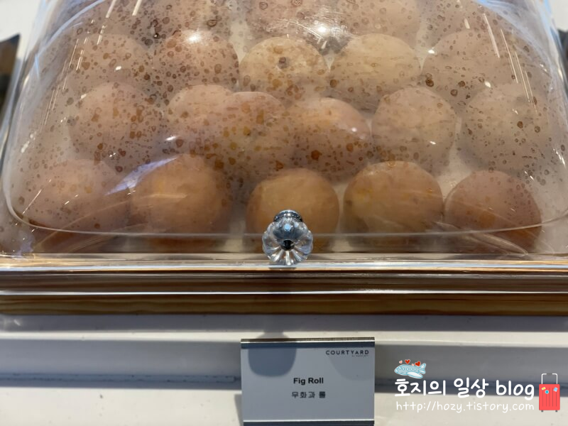 코트야드 메리어트 수원 조식_빵2