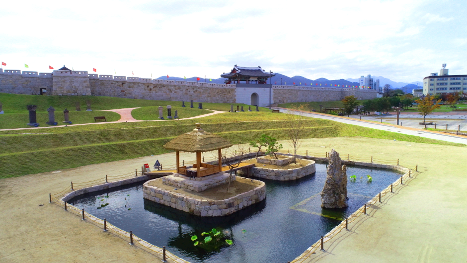 성곽앞에 연못이 있다.