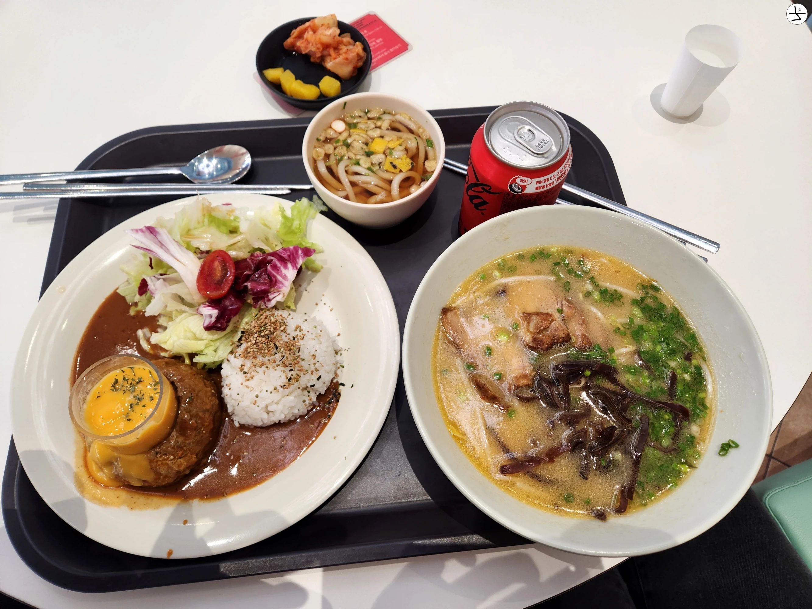 함박스테이크와-돈코츠라멘