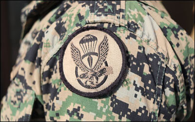 어깨 위에 달린 군대 완장