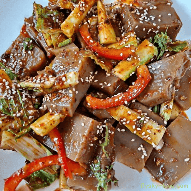 야채를 곁들인 도토리묵 무침