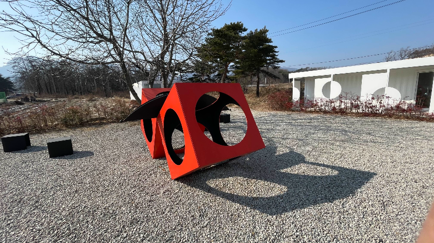 속초 바우지움 조각미술관 출구밖 조형물