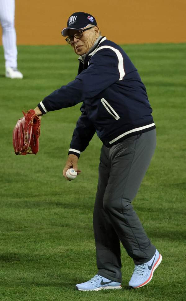 2024 KBO 한국시리즈 1차전 시구 김응용 전 프로야구 감독