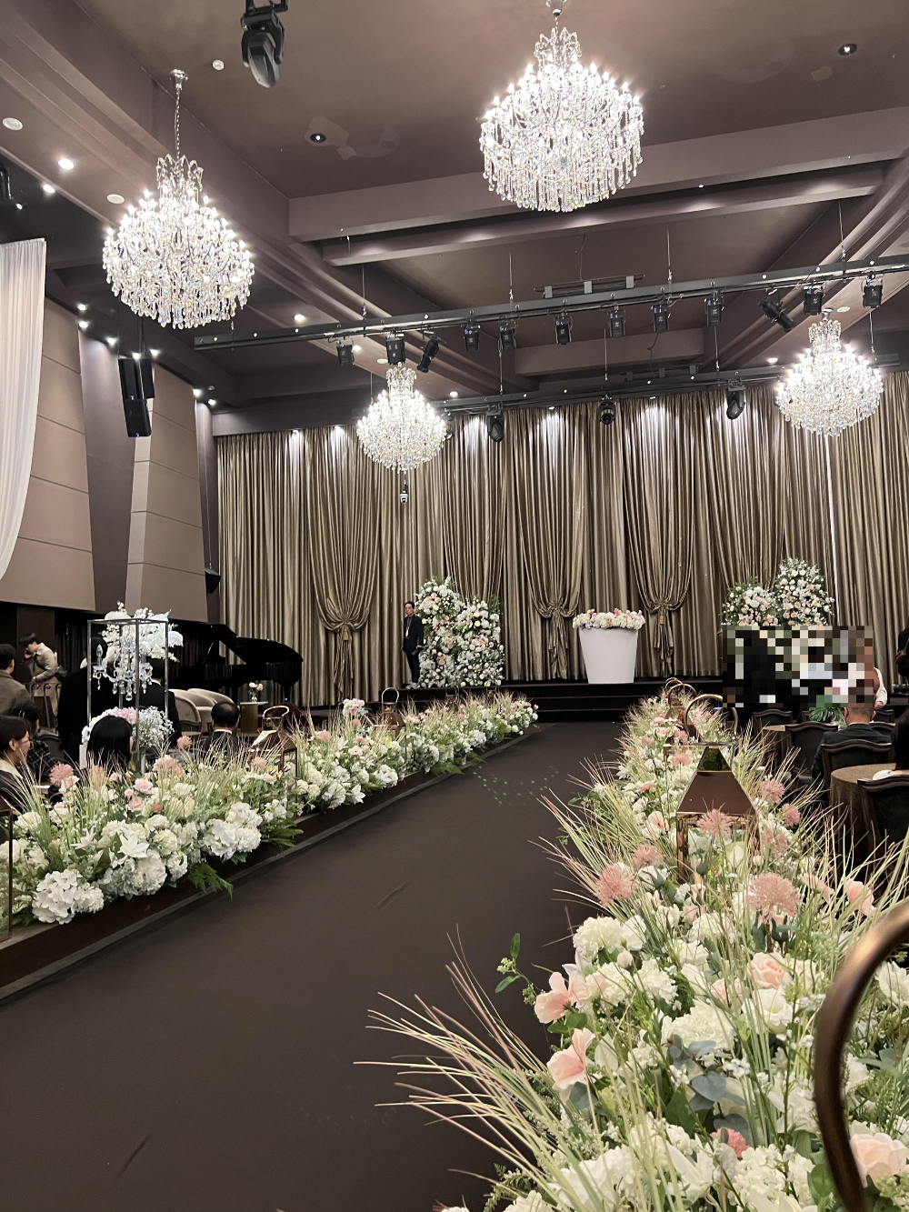 높은-층고가-돋보이는-웨딩홀