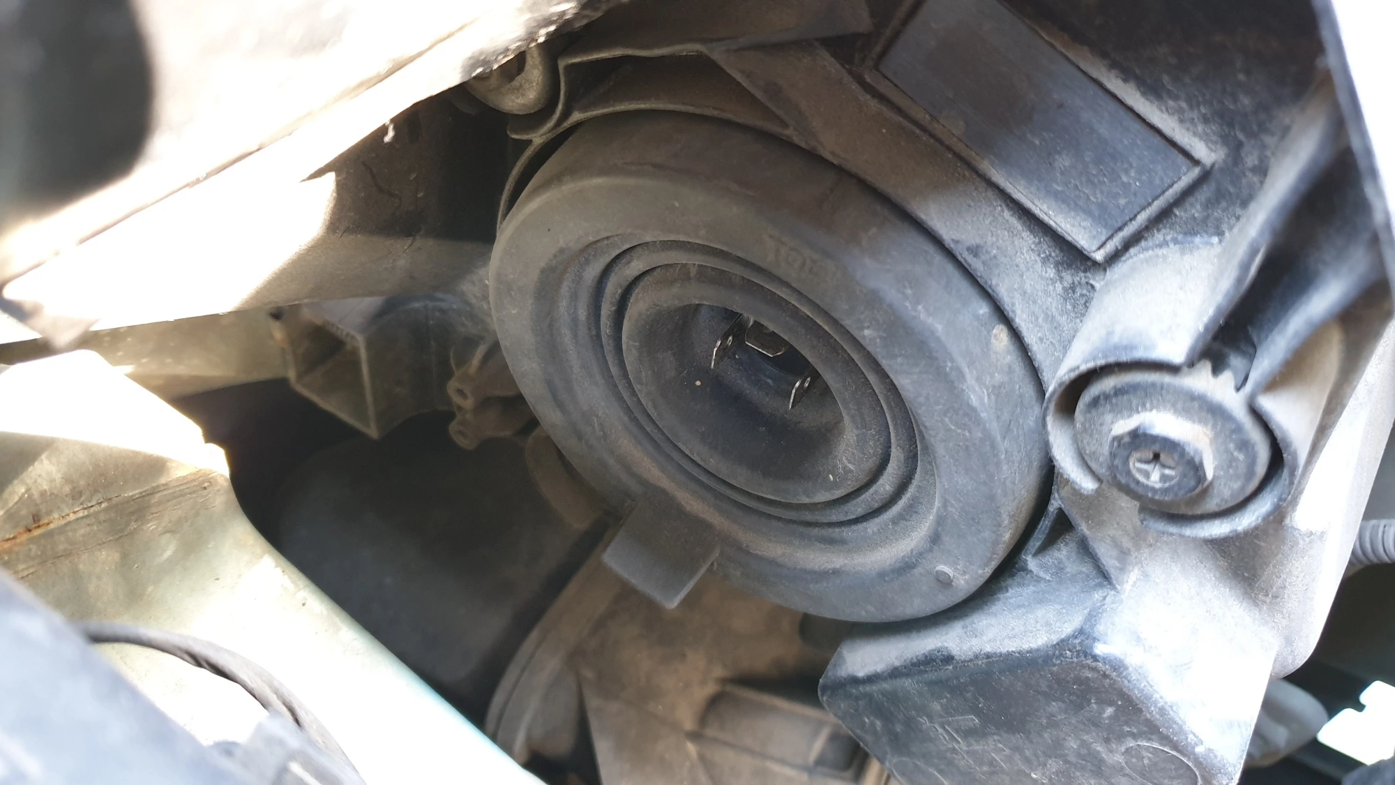 전조등 커버 닫은 모습