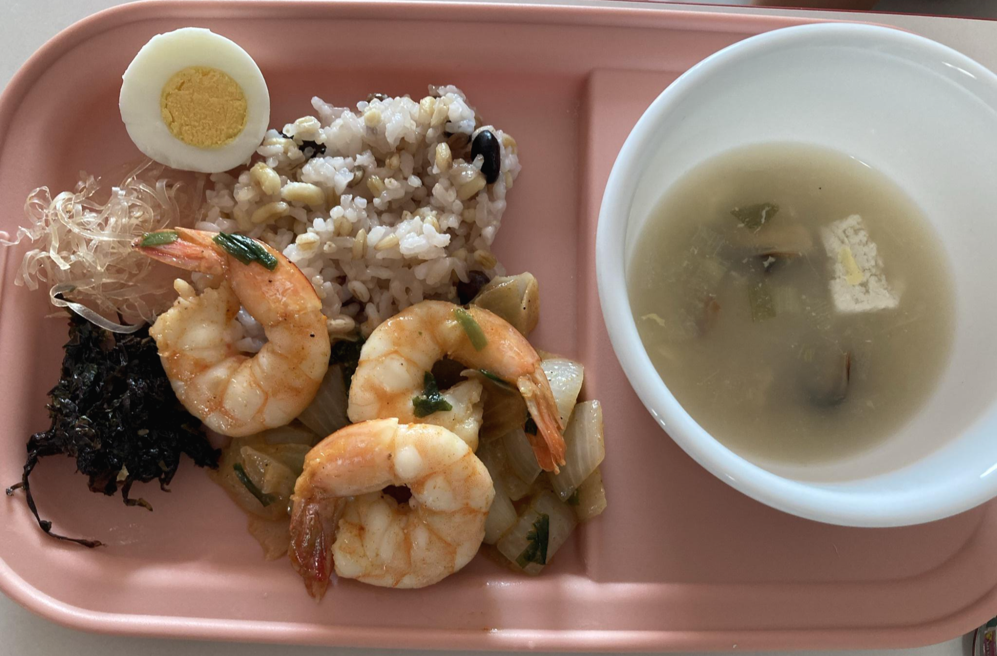 완성된버터새우요리포함식단플레이팅