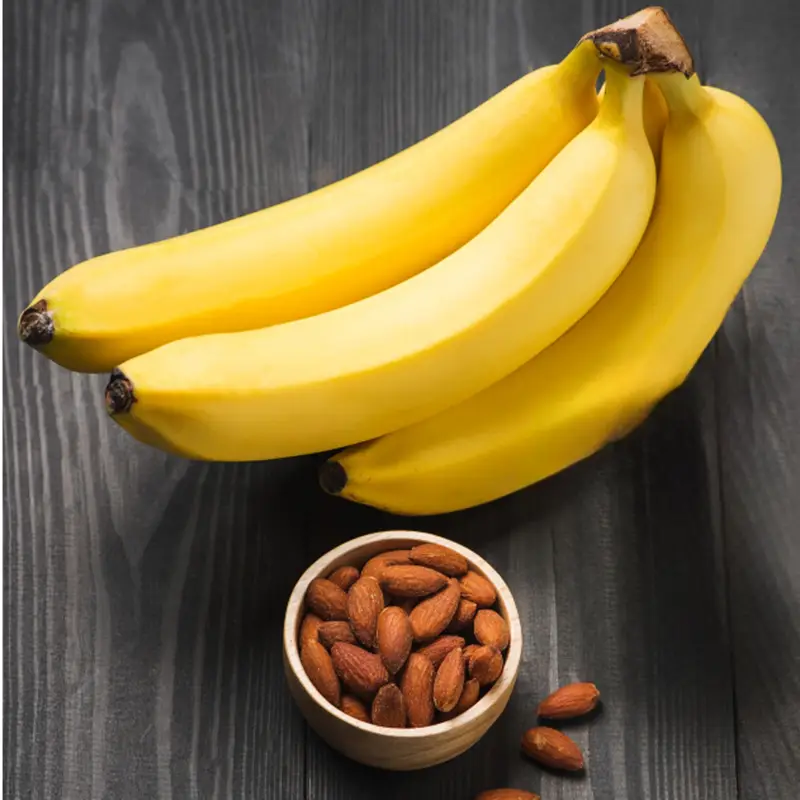 마그네슘이 풍부하여 숙면을 돕는 바나나와 견과류
