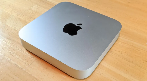 책상 위에 M1이 있는 애플 맥 미니