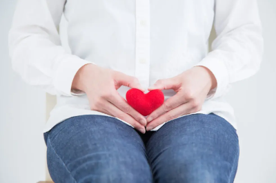 하트를 들고 있는 여성