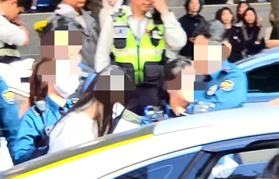 경찰에 의해 체포되는 20대 무면허 여성 운전자 얼굴