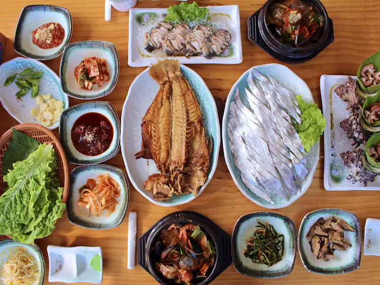 전참시 전지적참견시점 바다 전망 오션뷰 흑돼지 근고기, 활어회 홍현희 제이쓴 만삭 사진 화보 촬영 제주 여행 점심 고기집 서귀포 성산일출봉 맛집 소개