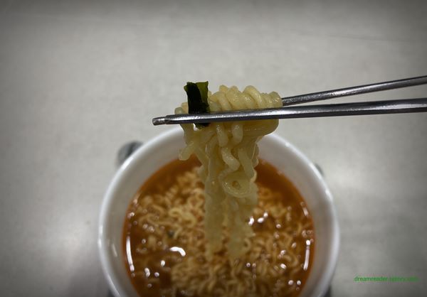 이마트24 i'm e의 민생라면(얼큰한 맛) 팔도 2022년 11월~2023년 2월 조리 후 면