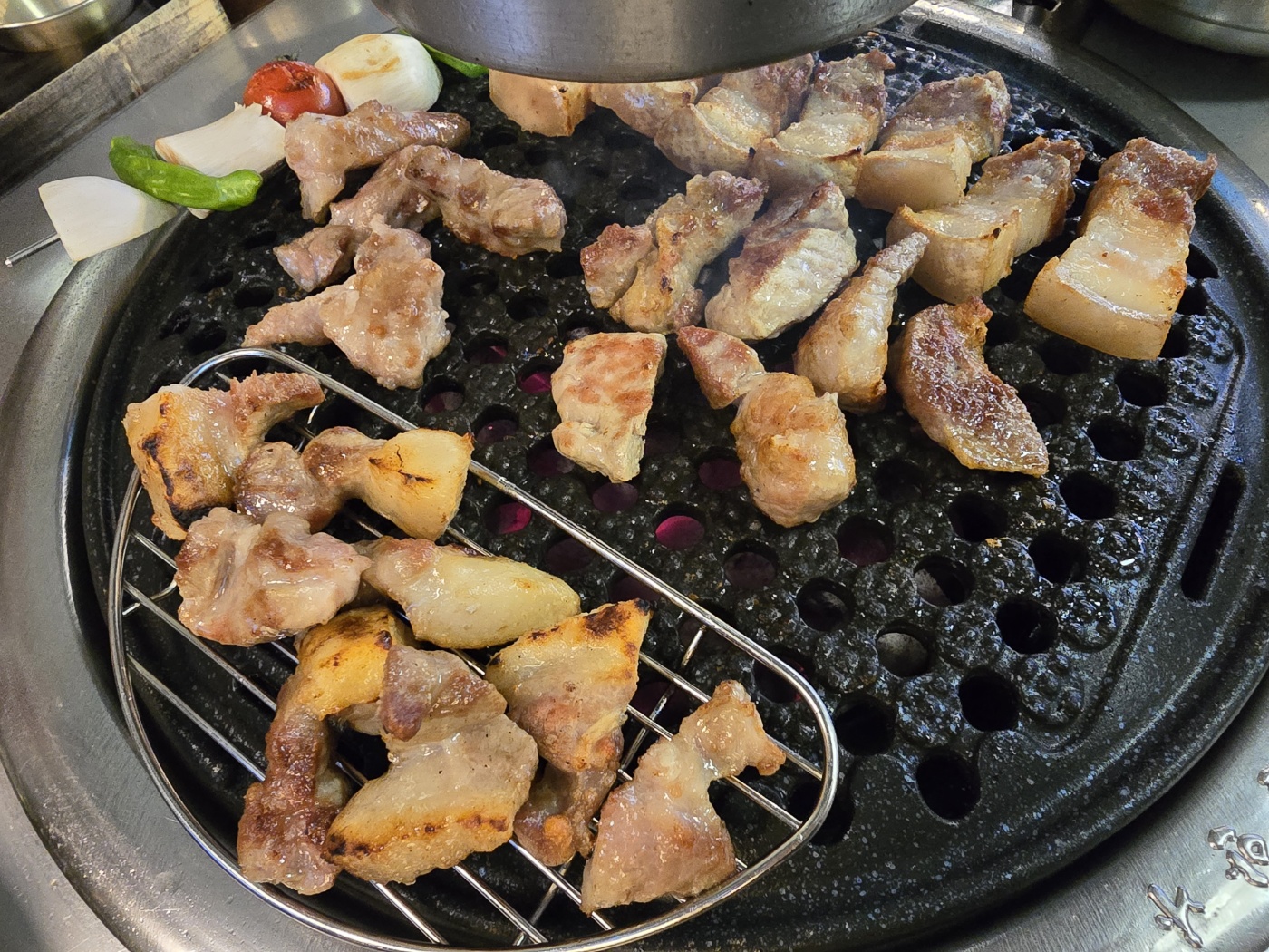 맛있게 구워지고있는 흑돼지고기