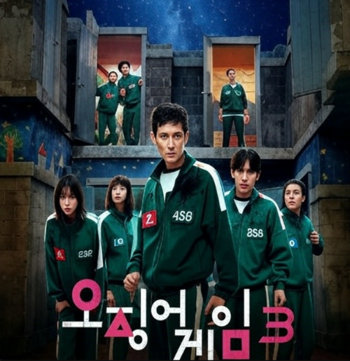 오징어 게임 시즌3에 참가한 남성과 여성들이 초록색 체육복을 입고 있는 모습