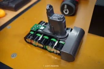 다이슨 배터리 빨간불 문제 발생 시 대처법 및 수리 팁_21