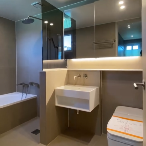 아늑한 공간을 갖고 있는 화장실