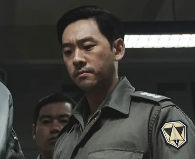 군복을 입고 서 있는 영화 서울의 봄에서 강동찬을 연기하는 남윤호