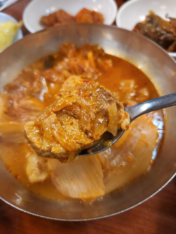 찌개에-든-돼지고기