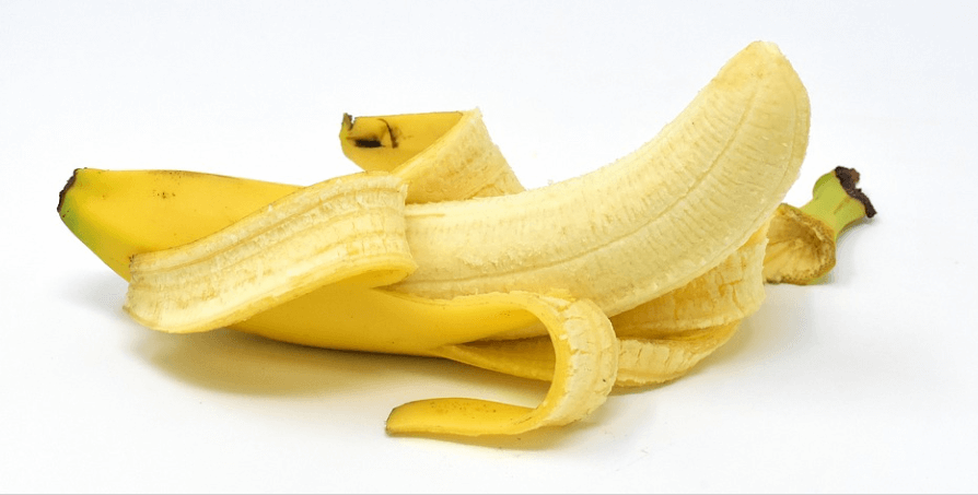 변비에 좋은 과일 바나나가 껍질이 벗겨져 있다