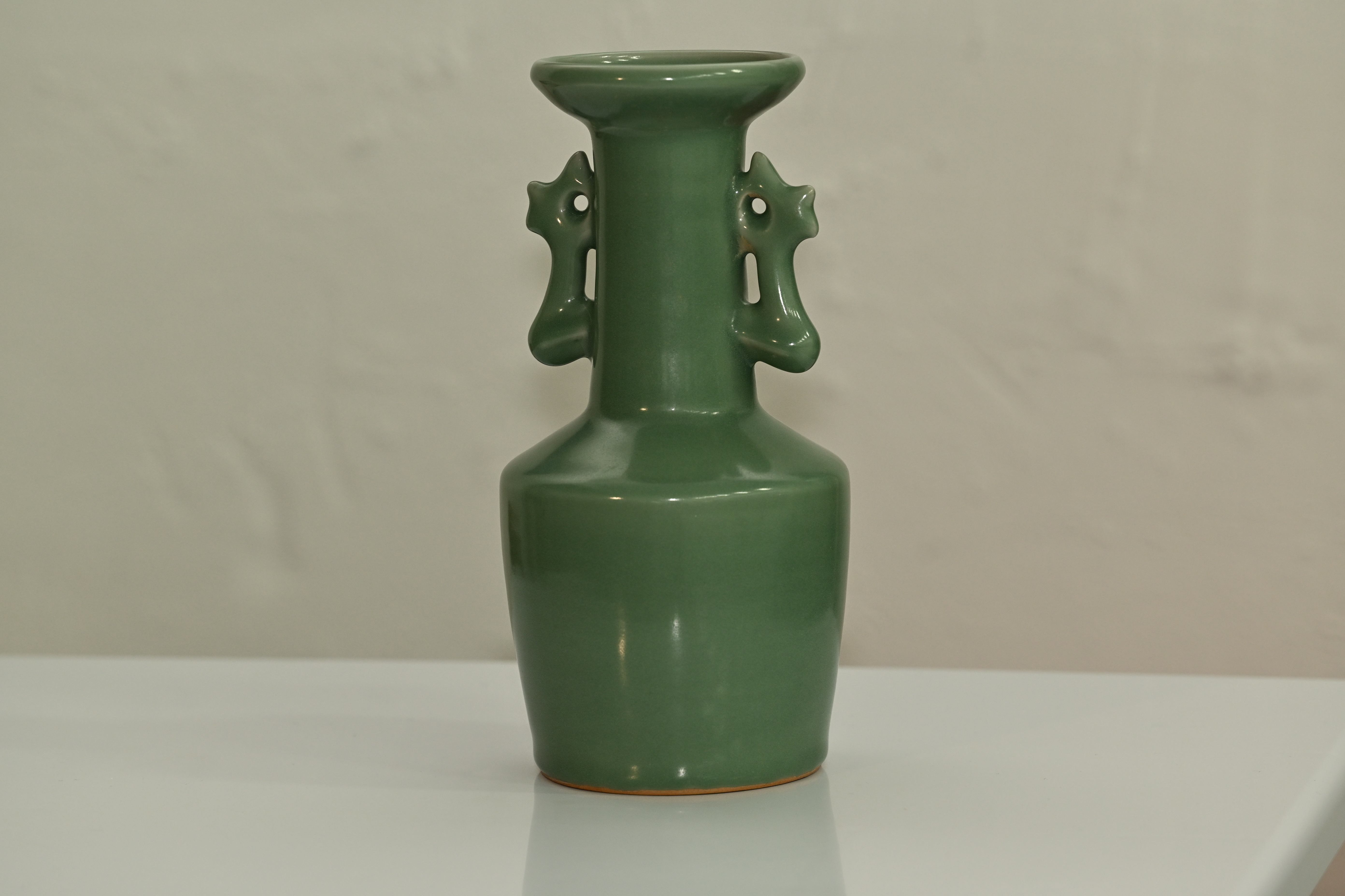 * **名称 Description:** 宋代龙泉窑双凤耳盘口瓶 (송대 용천요 쌍봉이 반구병)
* **年代 Period:** 宋 代 (송대)
* **质地 Quality:** 陶 瓷 (도자)
* **尺寸 Size:** 高: 24cm 口径: 9cm 底足: 9.5cm