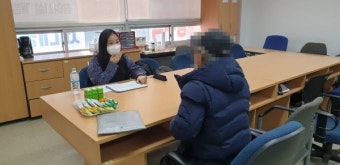 할아버지가 상담하는 모습