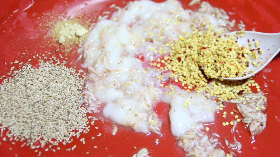 양념 버무리는 모습