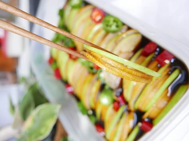 노각장아찌양념넣는모습