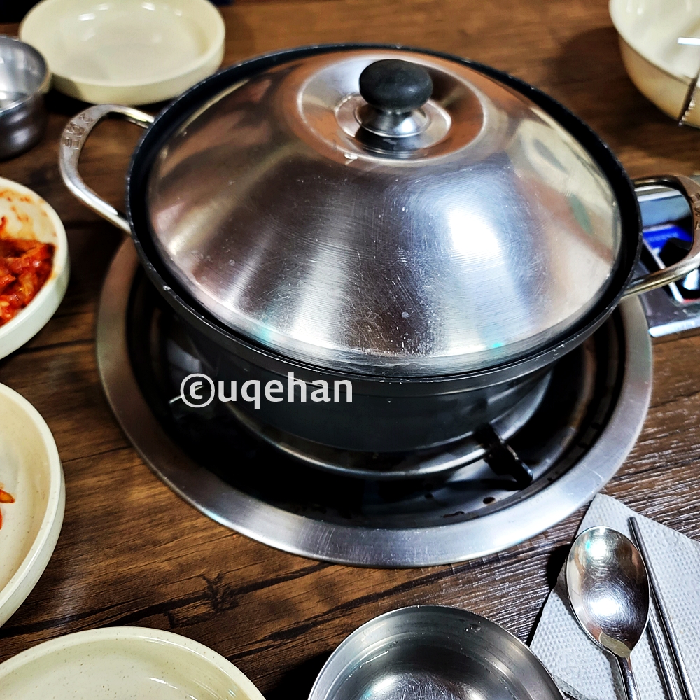 칼국수 2인분이 냄비에 나왔다. 뚜껑이 덮어져서 가스렌지 위에 올라가있다.