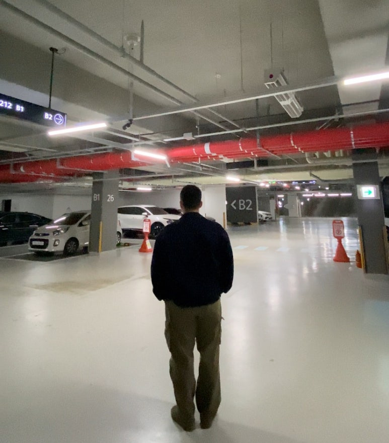 데일리룩('25. 11. 2.)무신사스탠다드 오버사이즈 데님 트러커 청재킷 인디고, 무신사스탠다드 릴렉스 크루넥 티셔츠 베이지, 프리즘웍스 카고 팬츠 카키, 언코즈 처카부츠 카키