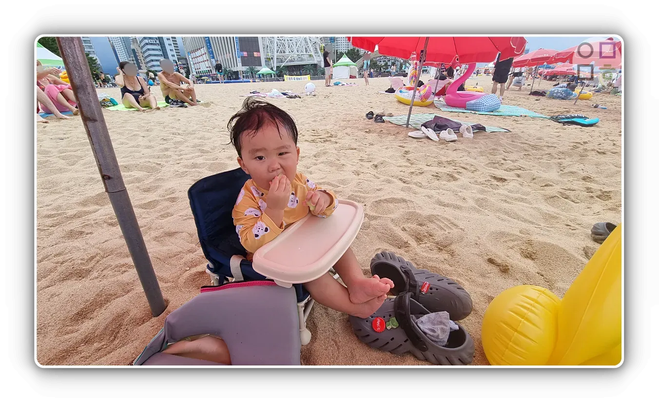 속초-해변-과일-먹는-아기-모래-싫어