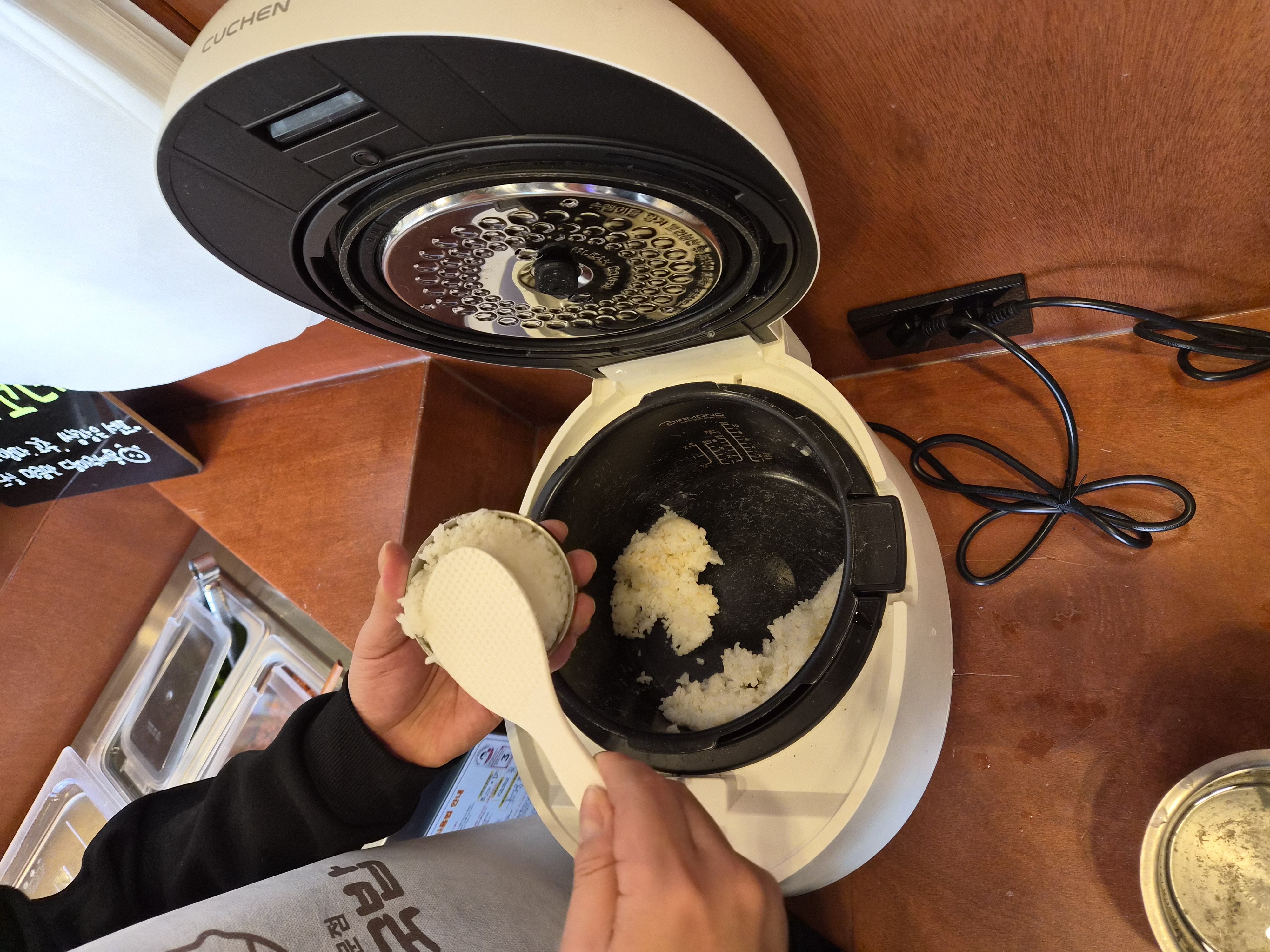 부족한 밥은 전기 밥솥에서 무한으로 드셔도 됩니다.