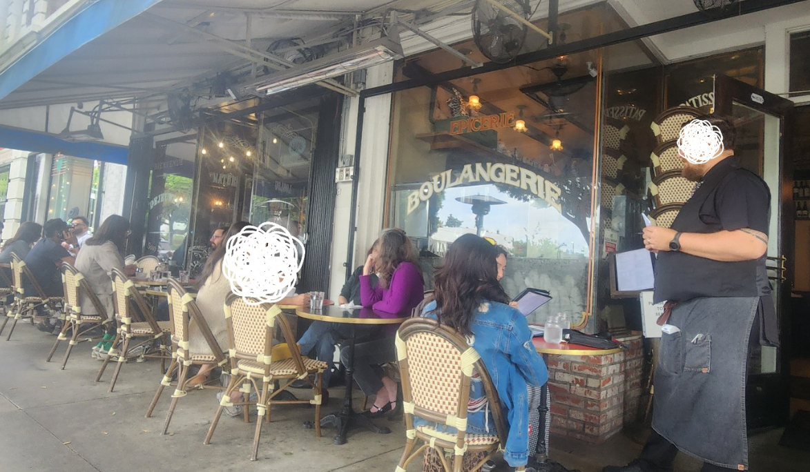 Figaro Bistrot 앞 야외 테이블 풍경 이미지