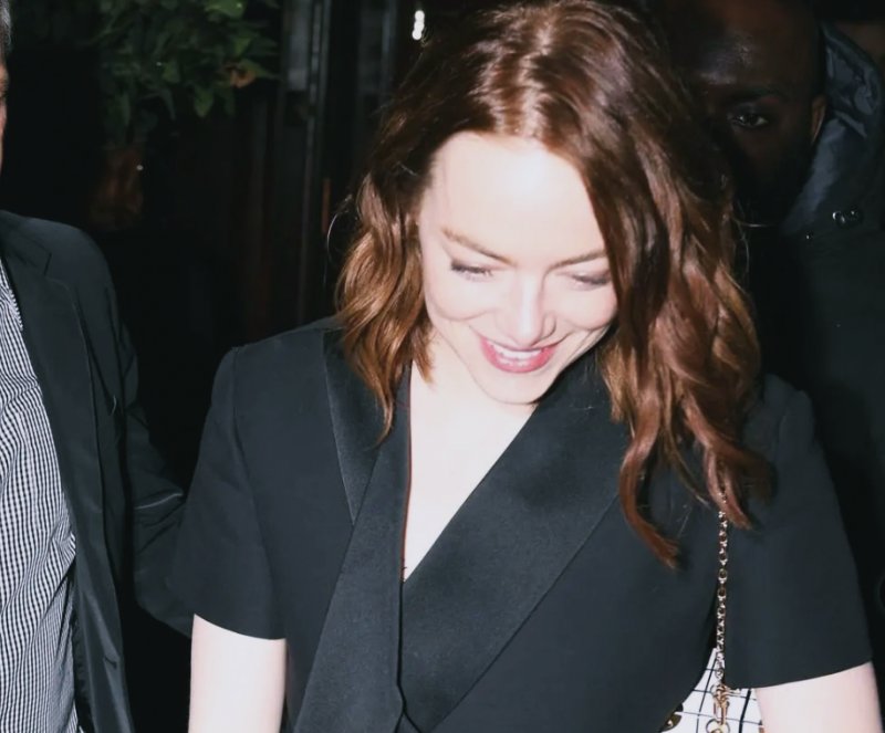 검은옷을-입고있는-엠마스톤